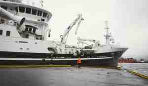 foto av en fiskebåt til kai