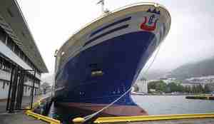 Foto av baugen på en båt.