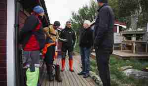 foto av en gruppe folk på en terasse ved sjøen