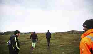 foto av menn som går på tur 