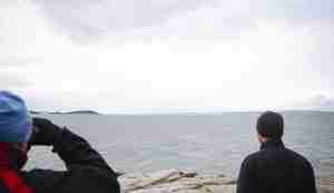 person ser på havet med kikkert