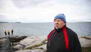 portrett av mann med lue på værhardt nes