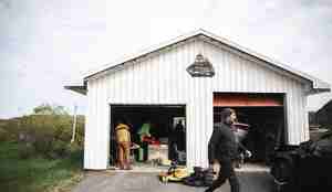 foto av en garasje med mye rart av snekring og utstyr