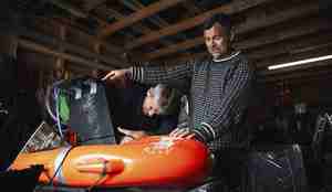 foto av to menn som skrur på en redningsbøye