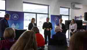 En panelsamtale. En moderator, tre kvinner og en mann i panelet.