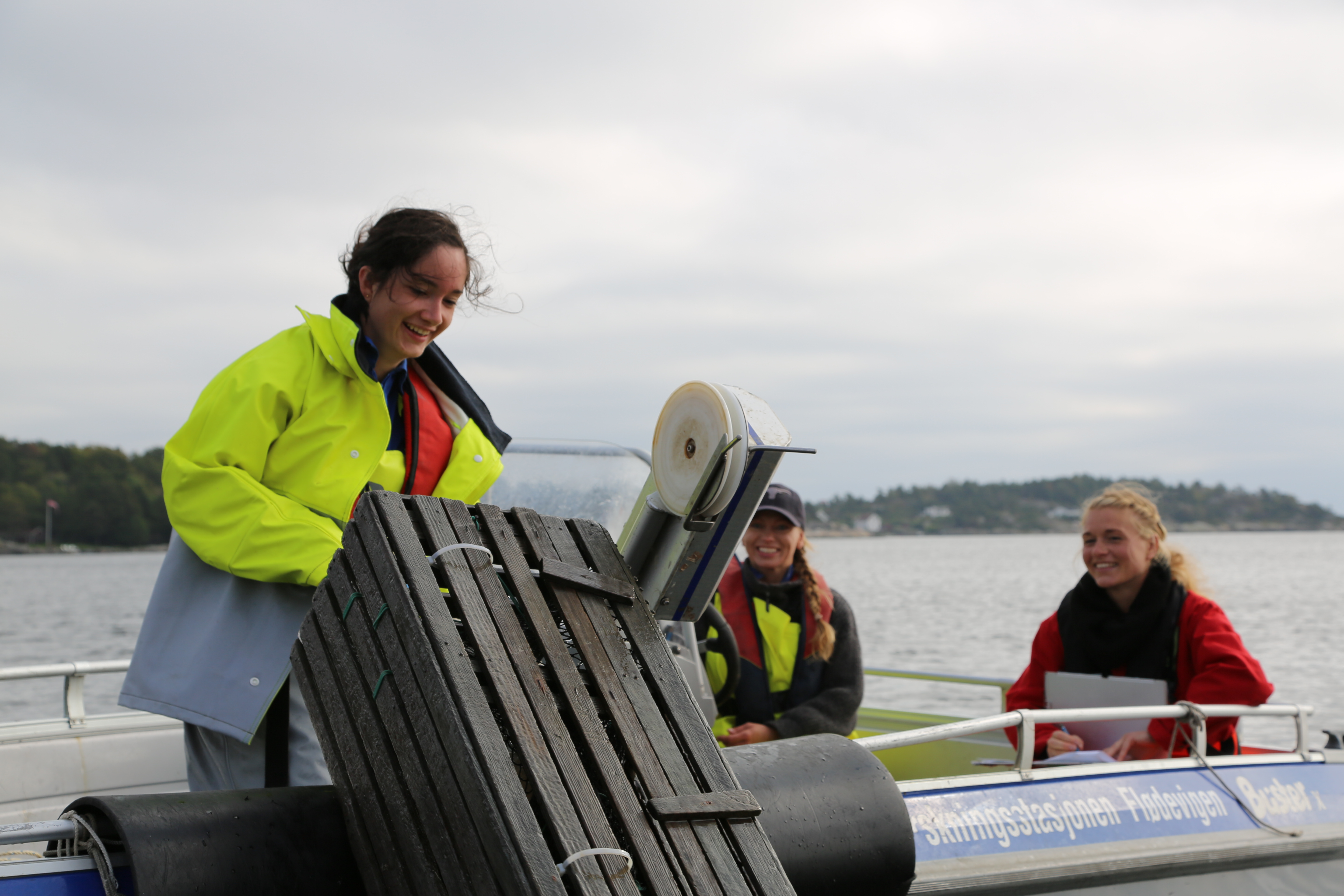 kvinne drar teine opp i båt