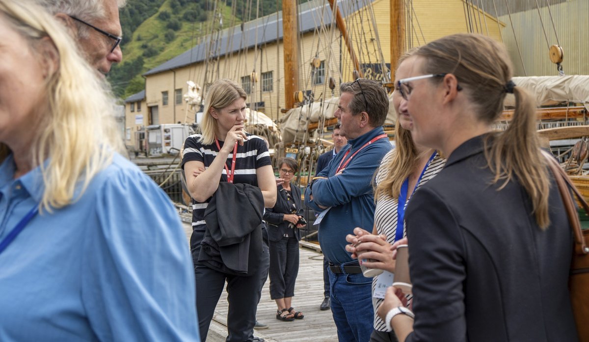 
Mennesker står ute på en kaikant