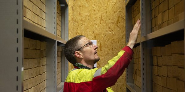 

Sigmund Grønnevik i reolene i otolittarkivet