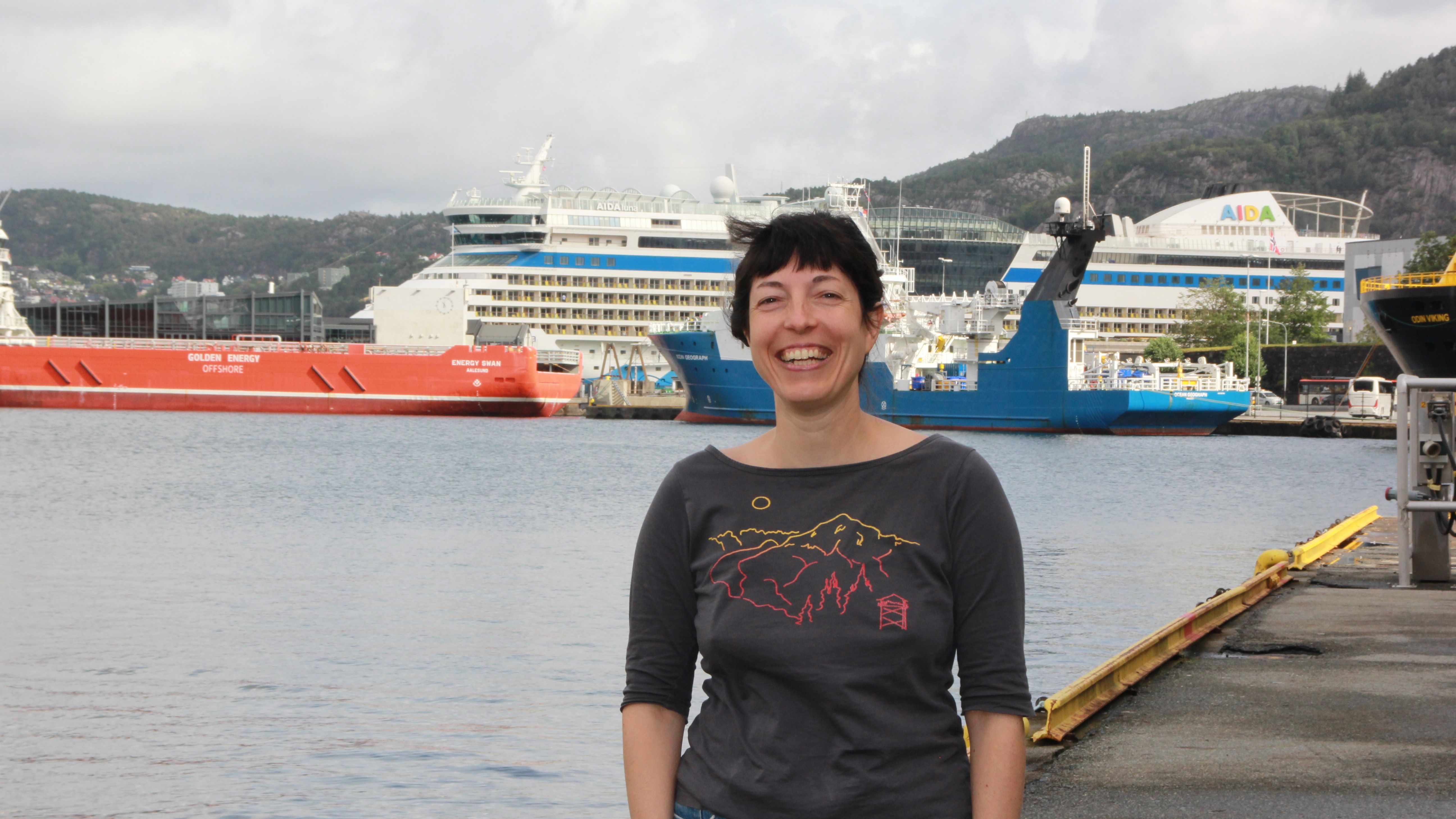 Foto av en smilende Silvana Gonzalez på kaikanten i Bergen