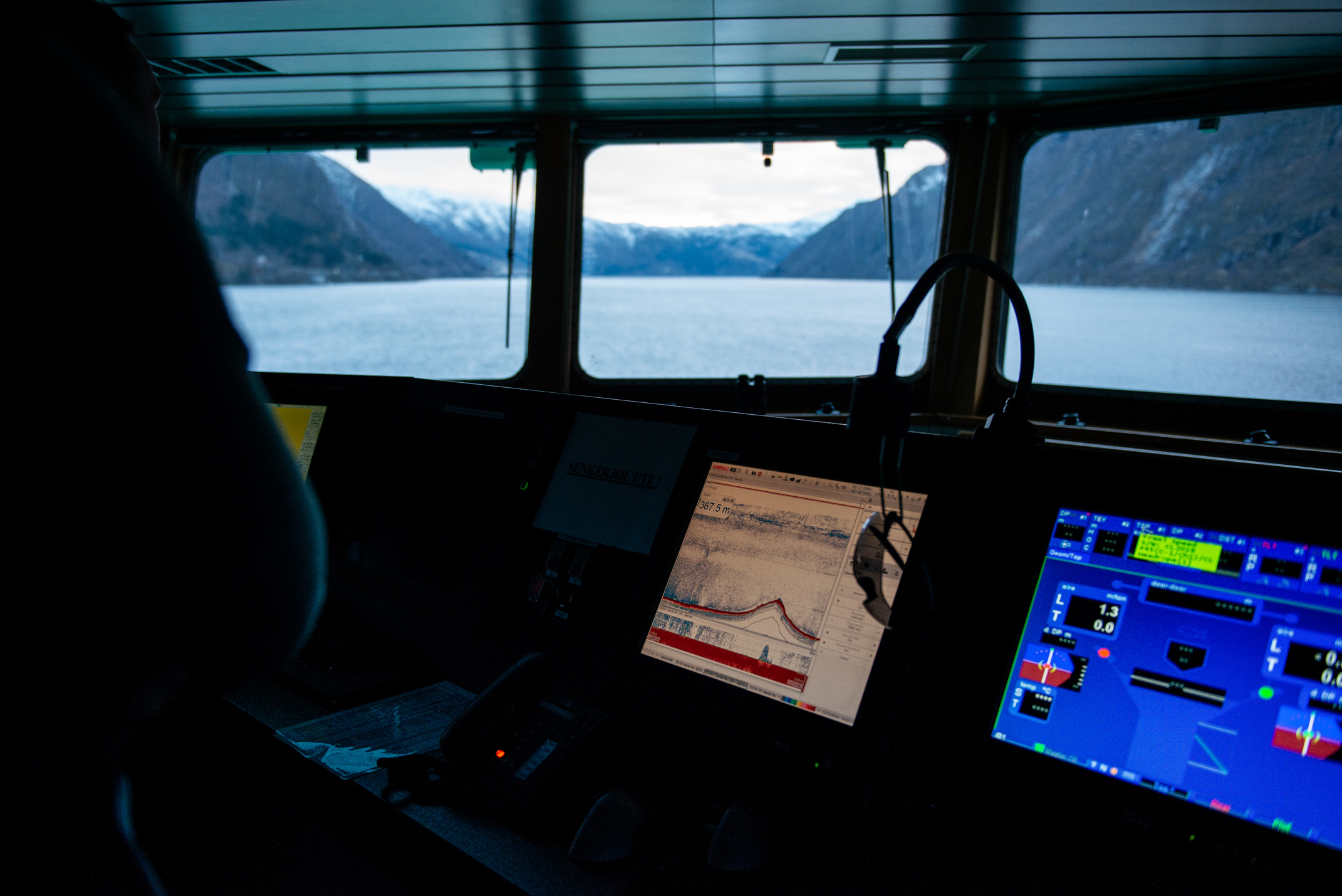 Bildet fra broen på et skip, der vi ser ekkolodd og utsikt over Osterfjorden.