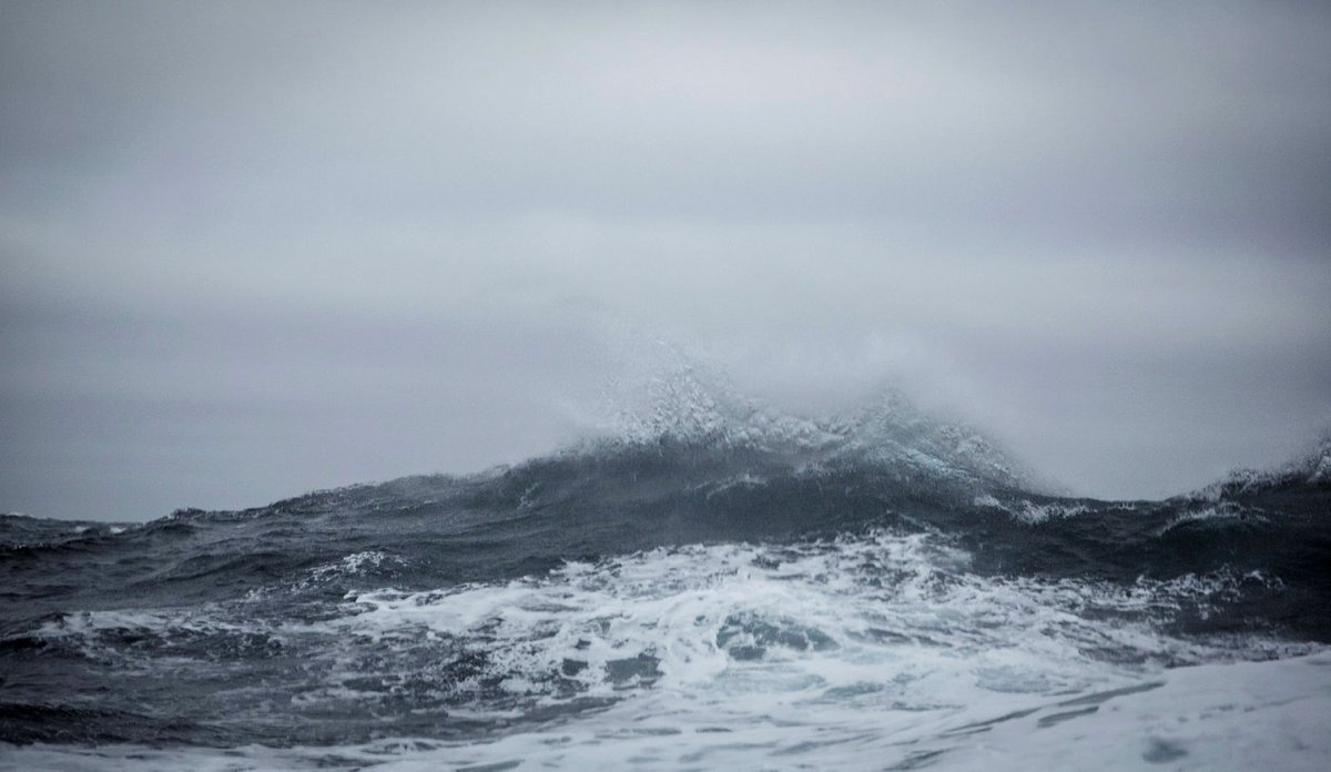 
Foto av uvær, bølger og sjøsprøyt.