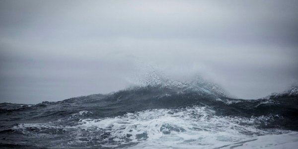 

Foto av uvær, bølger og sjøsprøyt.