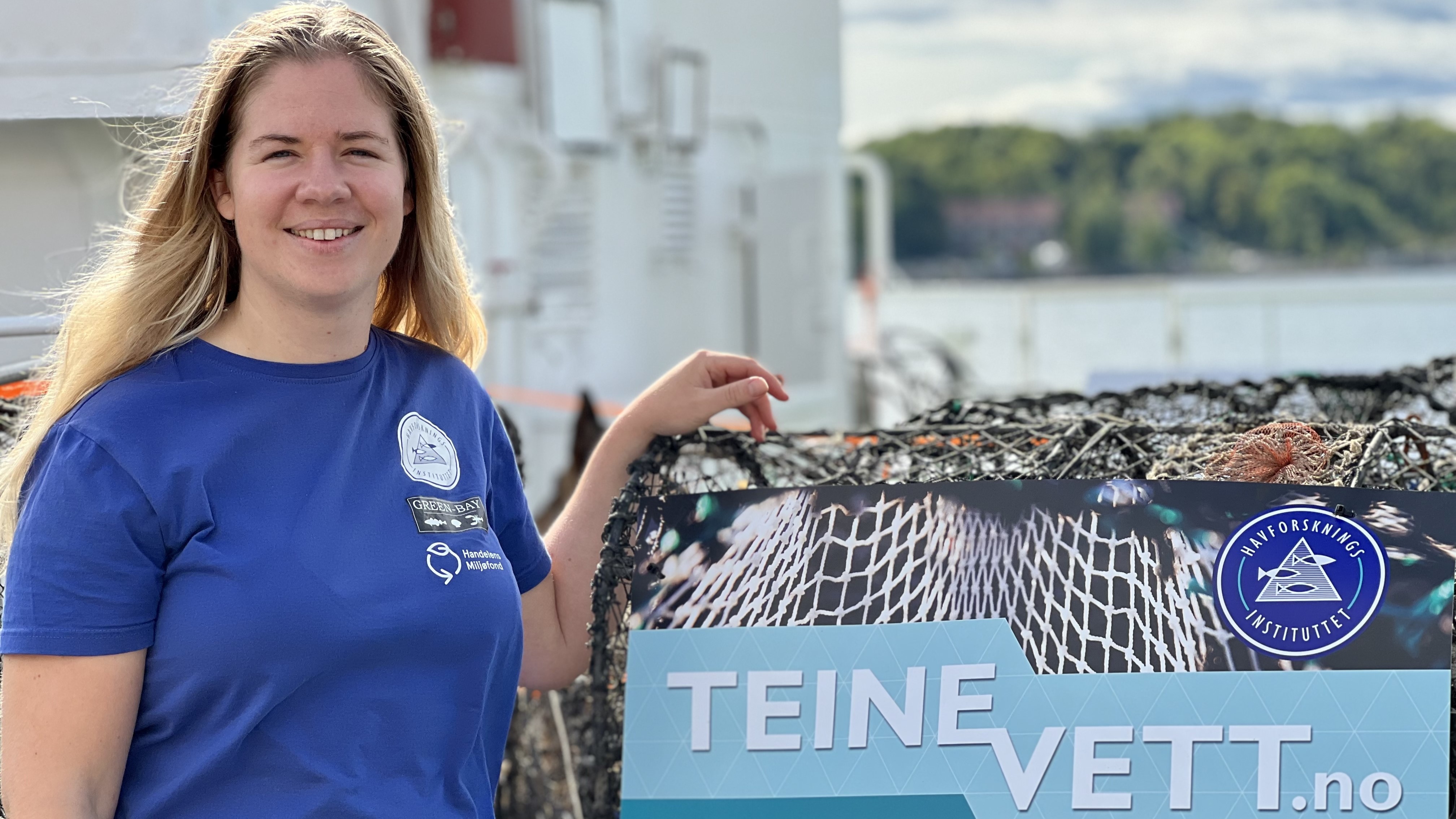 Havforsker i blå t-skjorte ved siden av logoen for teinevett.no.