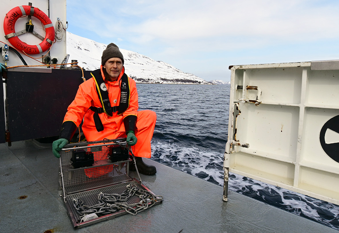 Havforsker Thomas Bøhn gjør en videorigg klar på dekk. 