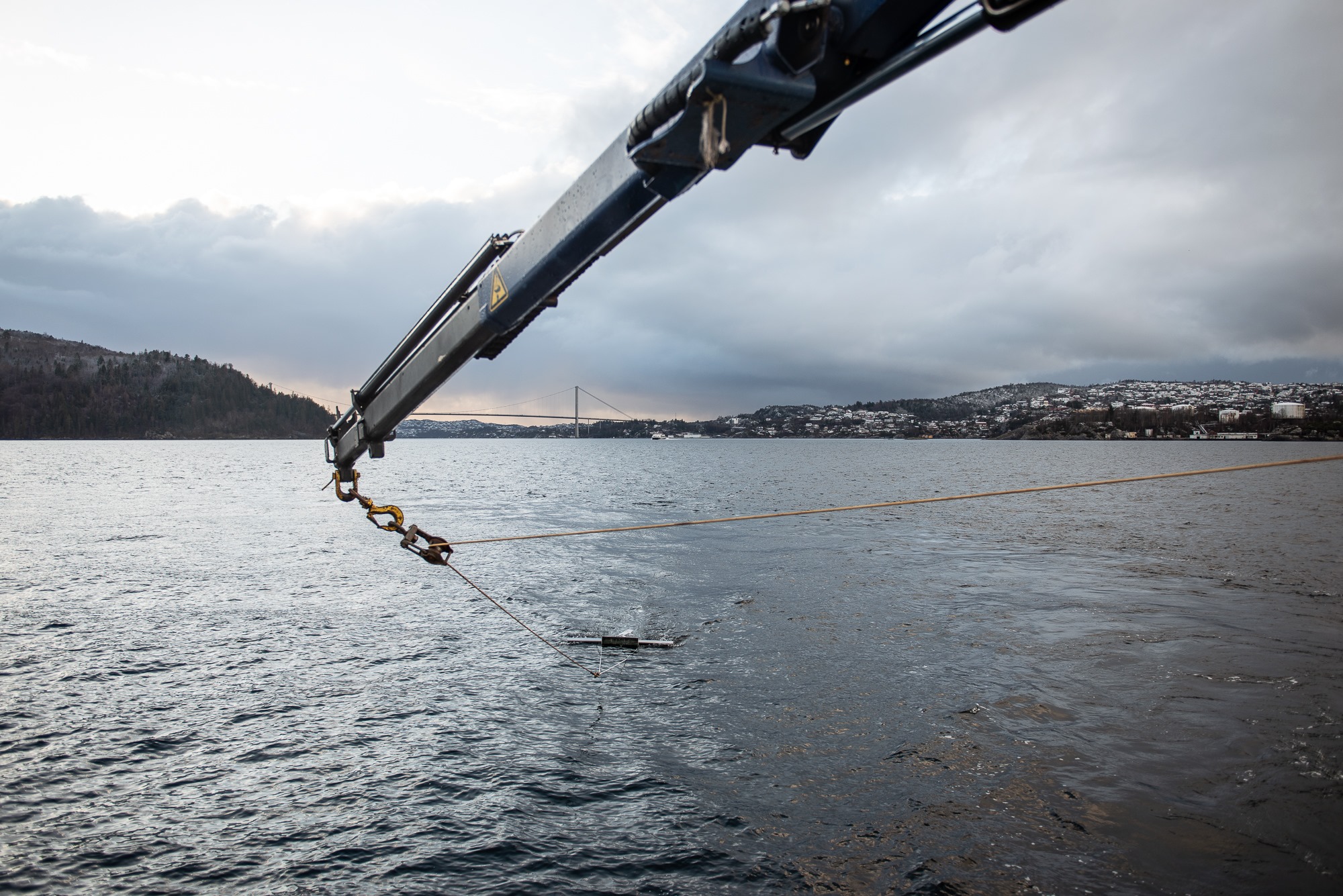 For å se på forekomsten av mikroplast i overflaten brukes en Mantatrål med maskestørrelse 180 mikrometer. Foto: Christine Fagerbakke / HI