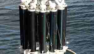 Mange vertikale sylindere rett ved vannoverflaten