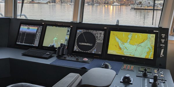 

foto av Oslo-skyline som utsikt fra broen på en båt