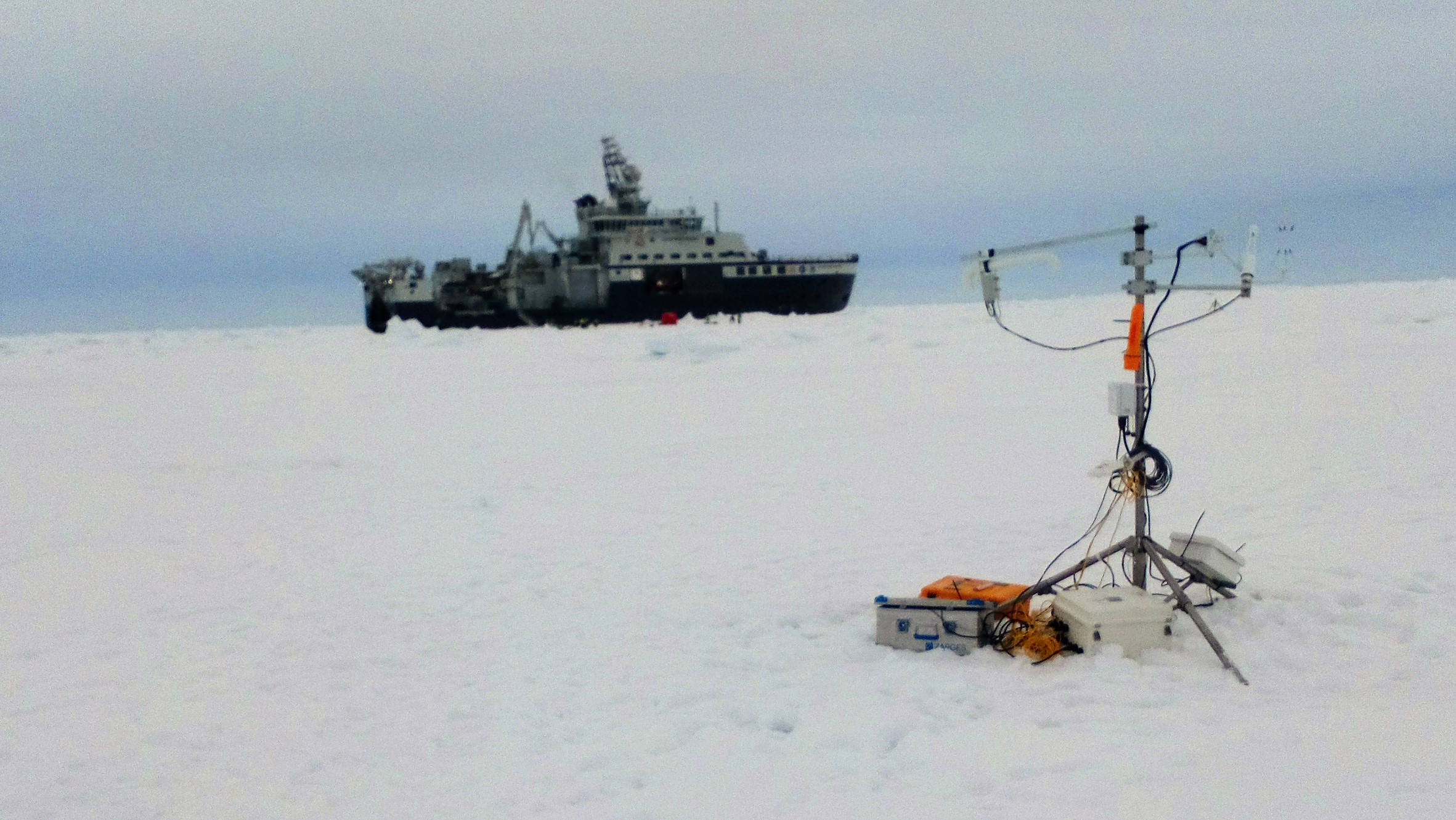 måleutstyr på is med skip i bakgrunnen 