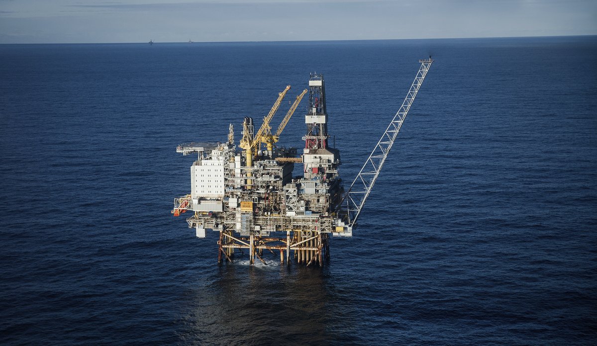 
oljeplattform i havet 