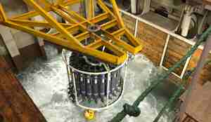 CTD som går gjennom luke i bunnen på båten og heises ned i vannet.