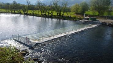 ei flyterist ligg på tvers over ei elv