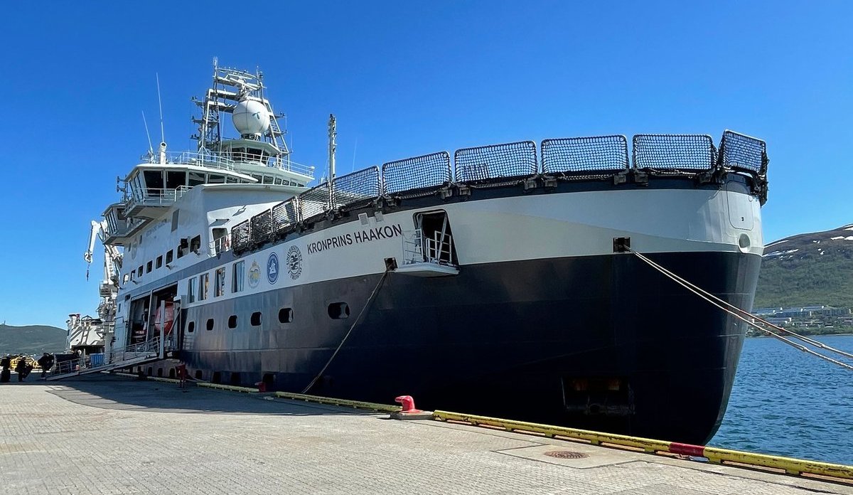 
Ein stor båt ligg ved kai.