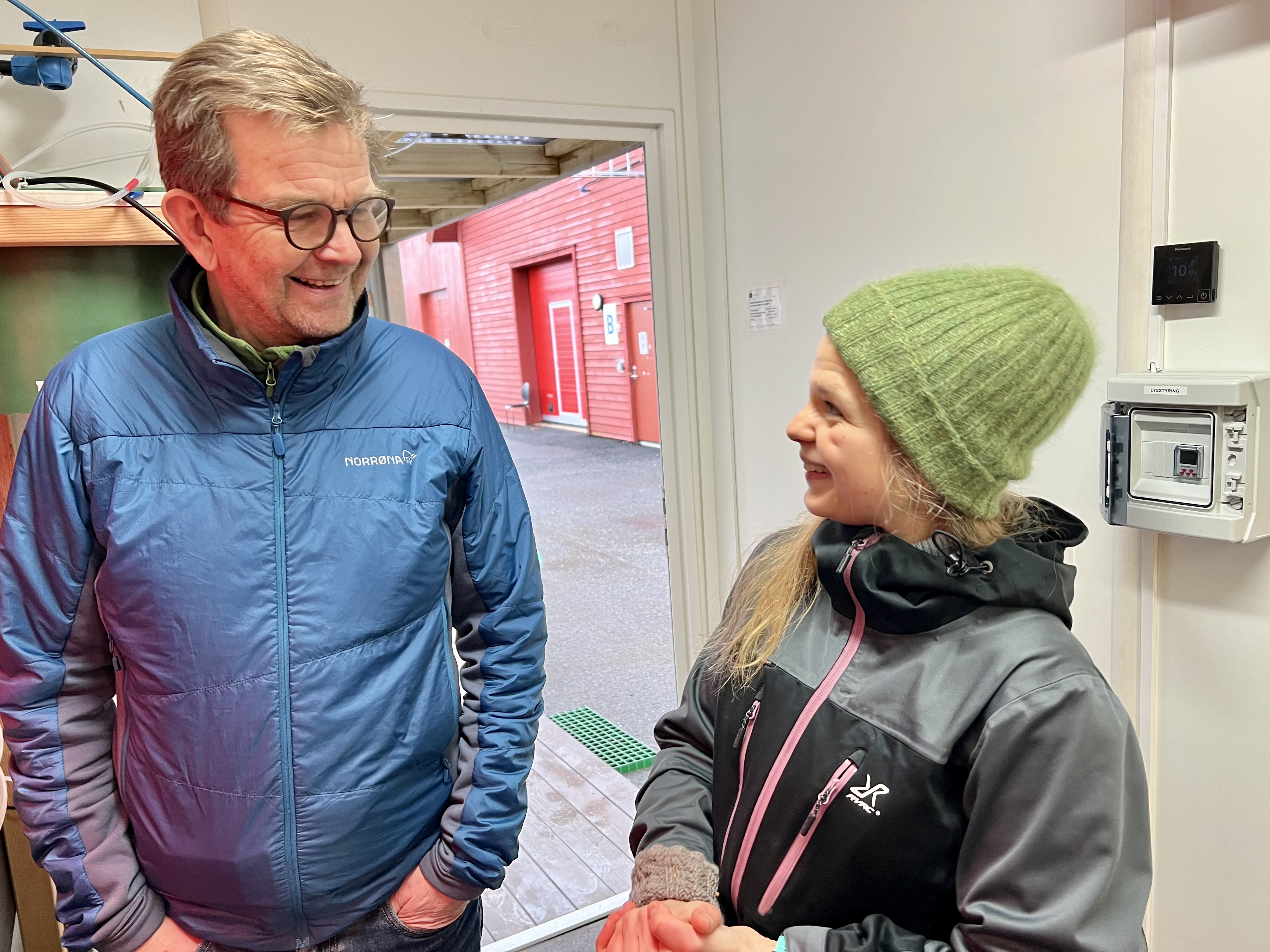 Øivind og Signe ser på hverandre og smiler