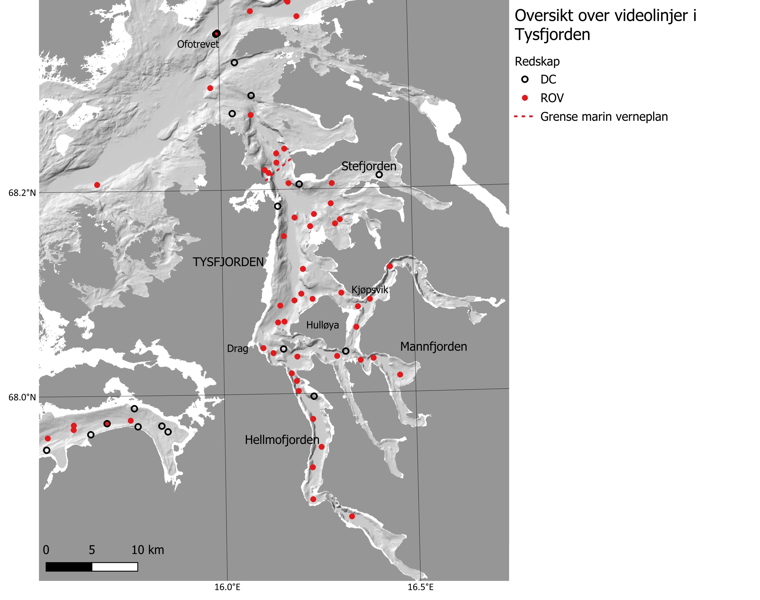 Oversikt kartlegging av Tysfjorden. Kartet har koordinater i nedre og venstre kant og linjer som skaper ruter (tre ruter i tre rader under hverandre). Rød stiplet linje er grense marin verneplan og kan sees nederst i øvre, midtre rute. Hvite sirkler er DC drop camera og røde prikker er ROV. Skalaen kan sees nederst til venstre, 0 til 10 km.