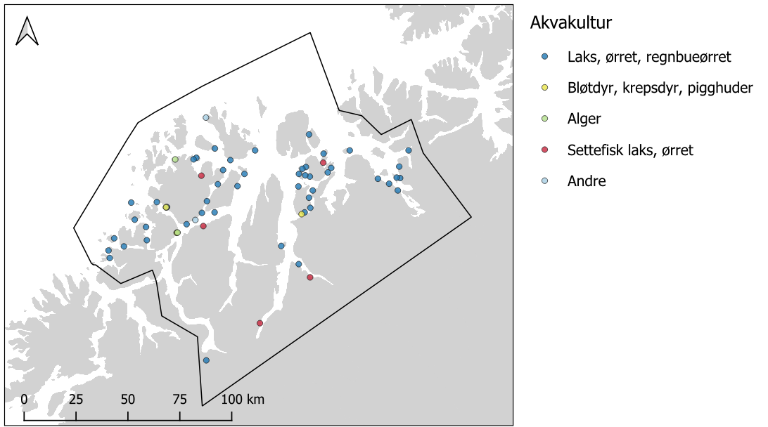 Kartutsnitt med PO11 innrammet i svart, med skala 0 til 100 km. Symbolforklaring til høyre i bildet. Fargede prikker viser «Akvakultur»: blå = laks, ørret, regnbueørret. Gul = bløtdyr, krepsdyr, pigghuder. Lys grønn = alger. Rød = settefisk laks, ørret. Lys blå = andre.