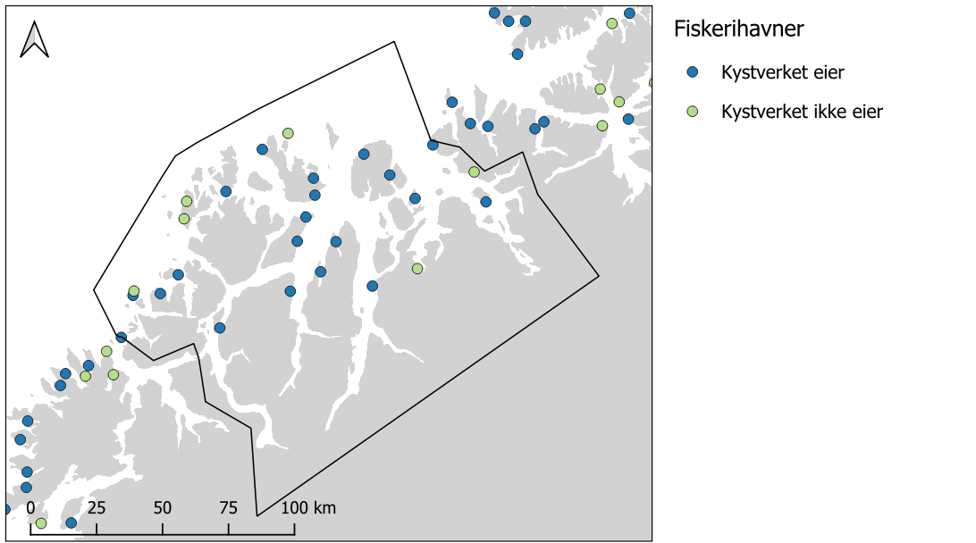 Kartutsnitt med PO11 innrammet i svart, med skala 0 til 100 km. Symbolforklaring til høyre i bildet. Fargede prikker viser «Fiskerihavner»: blå = Kystverket eier og grønne = kystverket eier ikke. 