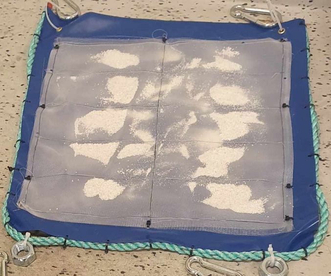 Bildet viser matter med kalk til behandling av bergvegg