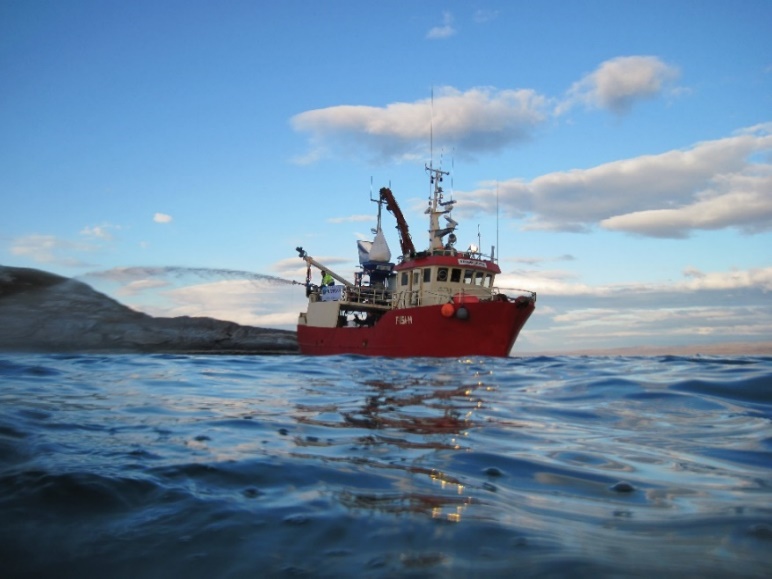 Figur 9. Havforskningsinstituttet har i samarbeid med NIVA og industriaktører som Franzefoss Minerals AS ledet arbeidet med å videreutvikle kalkingsmetodikken, og tilpasse den norske forhold. Her fra kalking i Porsangerfjorden i 2013. Foto: Havforskningsinstituttet