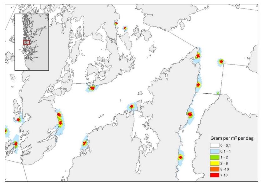 Kartutsnitt over angitte deler av Hardangerfjorden. Fargede pixler i følgende skala (gram per m2 per dag): Hvit = 0-0,1, lys blå = 0,1-1, grønn = 1-2, gul = 2-8, oransje = 8-10, rød = mer enn 10. og markert utsnitt i mindre kart øverst til venstre.