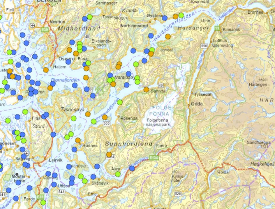 Kartutsnitt over Hardangerfjorden, fargede sirkler angir resultatene. 