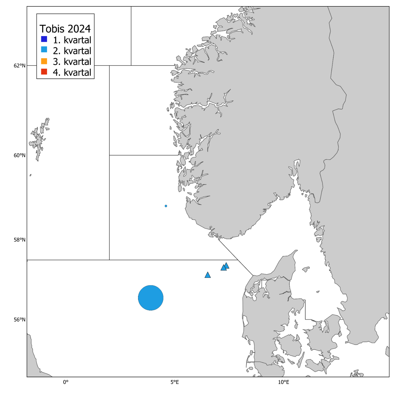 Tobis 2024. Norske kommersielle fangster (runde kakediagram, størrelsen proporsjonal med fangstmengde) per statistisk hovedområde og kvartal, og prøver fra fangstprøvelotteriet (trekanter). Mørkeblå: 1. kvartal, lyseblå: 2. kvartal, oransje: 3.kvartal og rød: 4. kvartal. Fangsten i 2024 var 3 937 tonn og antall prøver fra fangstprøvelotteriet var 3. (Stand: 03.03.2025)