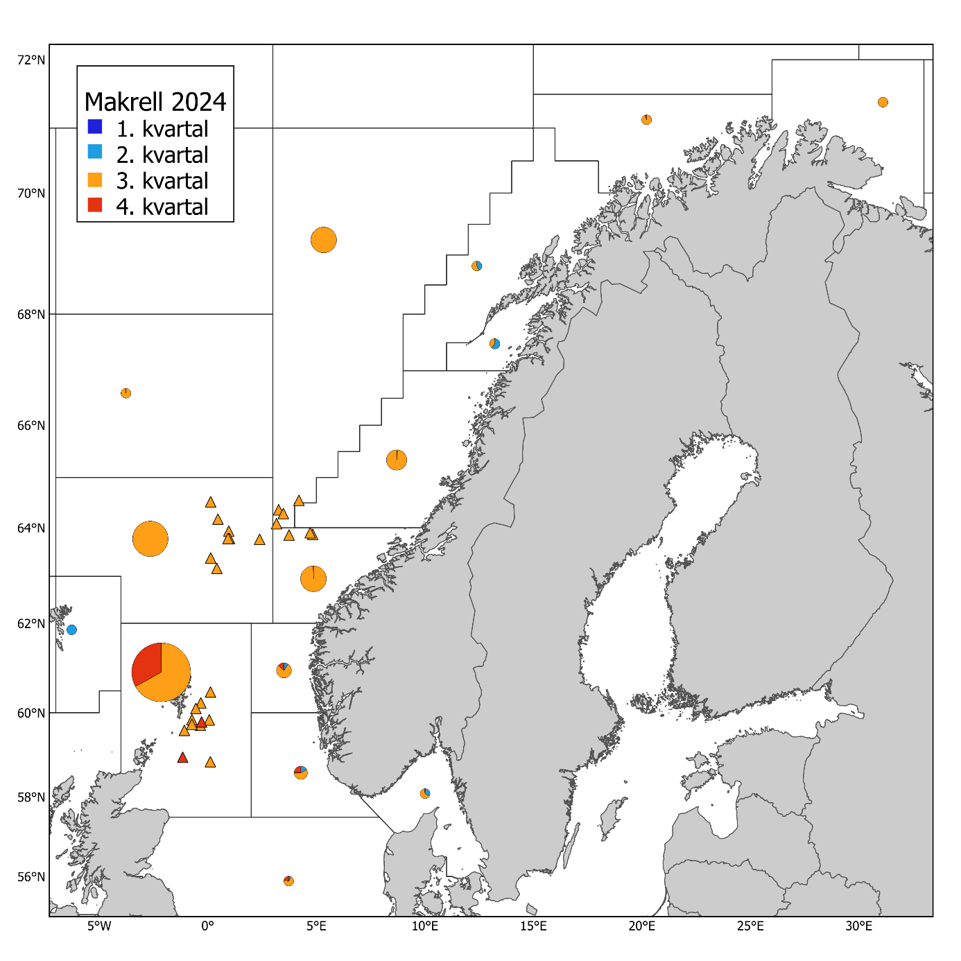 Makrell 2024. Norske kommersielle fangster (runde kakediagram, størrelsen proporsjonal med fangstmengde) per statistisk hovedområde og kvartal, og prøver fra fangstprøvelotteriet (trekanter). Mørkeblå: 1. kvartal, lyseblå: 2. kvartal, oransje: 3.kvartal og rød: 4. kvartal. Fangsten i 2024 var 250 185 tonn og antall prøver fra fangstprøvelotteriet var 26. (Stand: 03.03.2025)