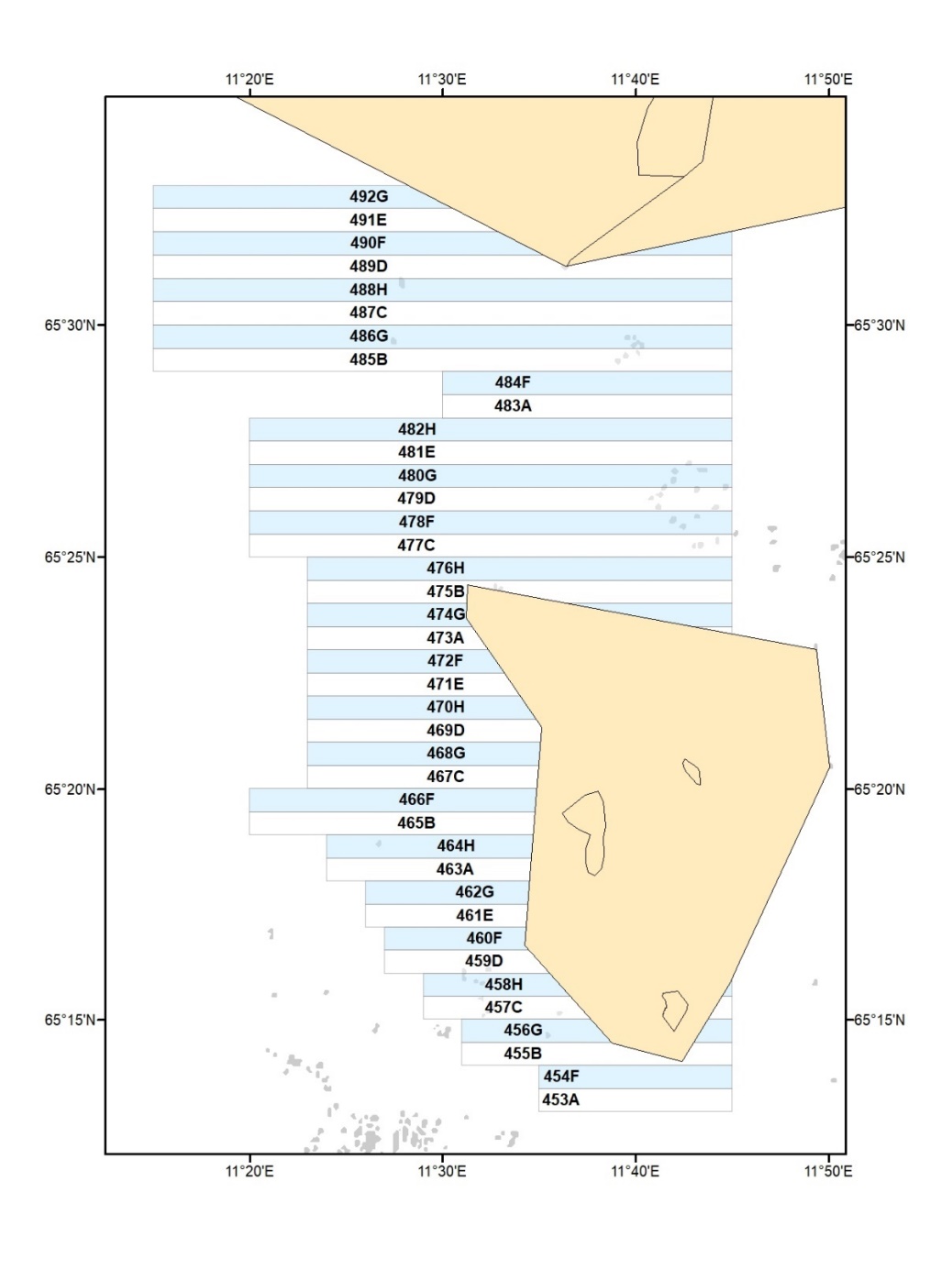 Figur 1. Kart over høstefelt for stortare i Nordland. Hvite felt er åpne for høsting hvert 5 år, og lyseblå felt er åpne for høsting hvert 10 år. Beige polygoner representerer referanseområder (Horsvær naturreservat i sør og Vega verdensarvområde i nord).