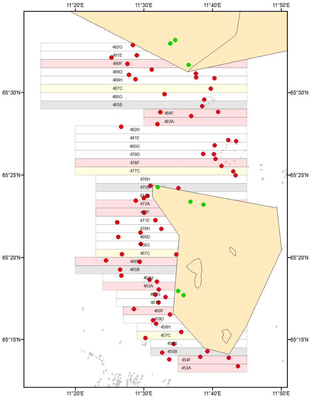 Figur 3. Video- og akustikkstasjoner som ble undersøkt i høstefelt og uhøstede referanseområder i 2022-24. Stasjoner i høstefelt (røde symboler) og uhøstede referanseområder (grønne symboler). Felt åpne for høsting i 2022 (lyserøde rektangler), felt åpne for høsting i 2023 (lysegrå rektangler), felt åpne for høsting i 2024 (lysegule rektangler) og referanse/verneområder (beige polygon).