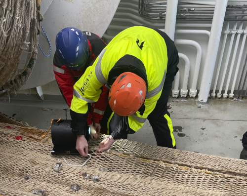 Kamera montert på utslippsåpning i toppanelet (spalte).