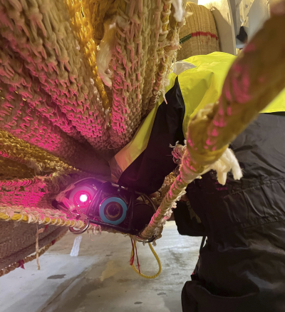 Kamera montert inni fangstbegrensningsseksjonen, fremst på de store maskene i bunnpanelet.