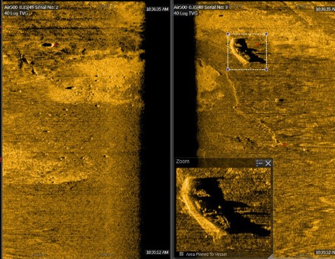 Figuren viser bilde av havbunnen og man kan se konturene av et skipsvrak. Et forstørret bilde av skipsvraket er lagt til i nedre del av figuren.