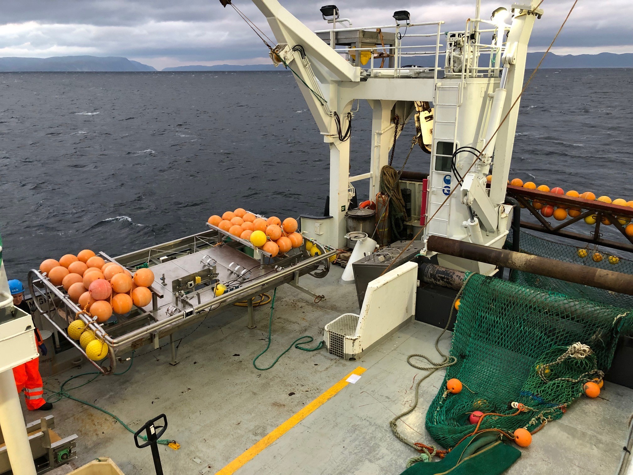 Oversiktsbilde av dekk med utstyr.