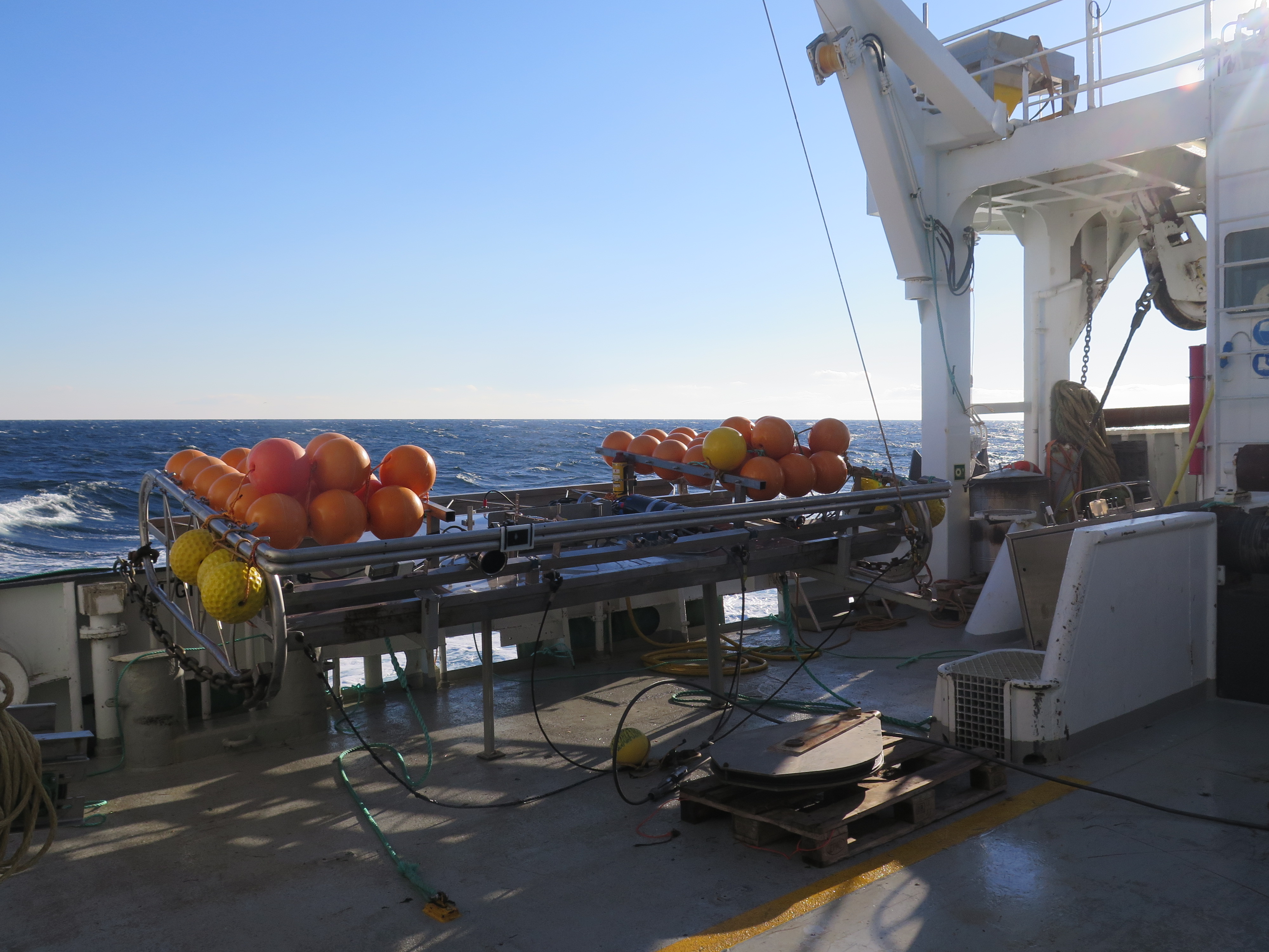 Bildet viser videoriggen med utstyr. Ca. 40 trålkuler er festet til videoriggen. 