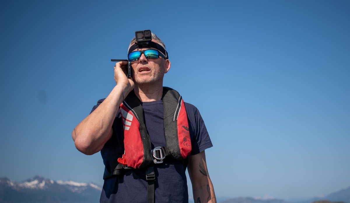 
Havforsker tar en haitelefon på dekk