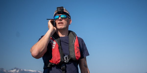 

Havforsker tar en haitelefon på dekk