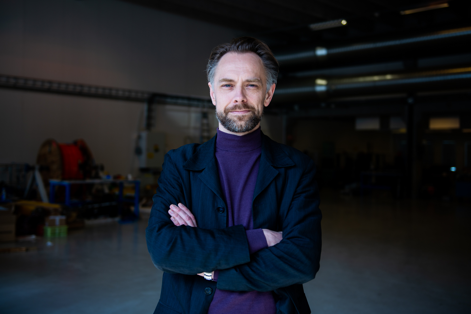 mann ser rett i kamera, har armene i kross