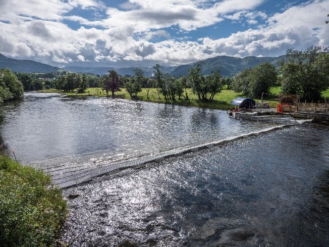 foto av en elv med laksefelle