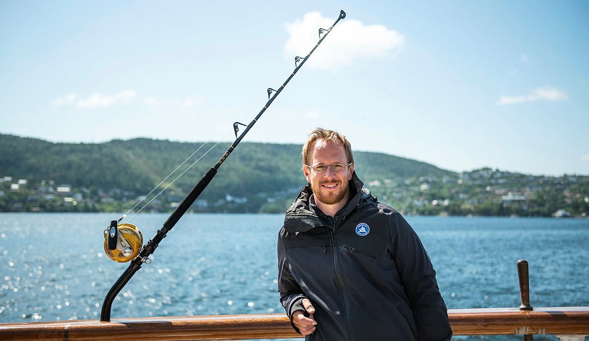 
Bilde av en mann ved siden av en fiskestang