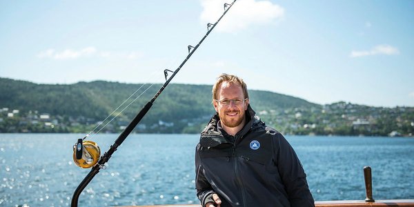 

Bilde av en mann ved siden av en fiskestang