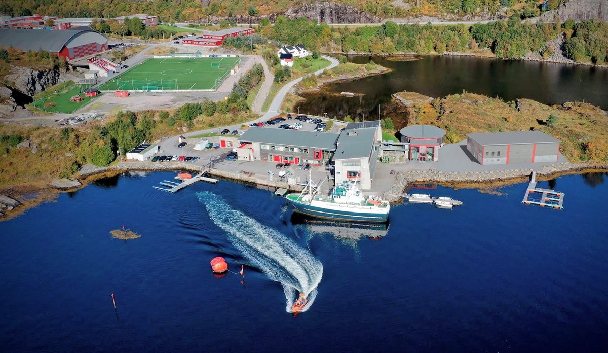 
dronebilde av måløy videregåande skule
